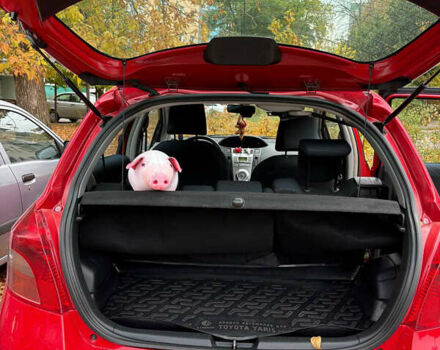 Красный Тойота Ярис, объемом двигателя 1.3 л и пробегом 95 тыс. км за 6500 $, фото 4 на Automoto.ua