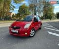 Красный Тойота Ярис, объемом двигателя 1.3 л и пробегом 180 тыс. км за 5750 $, фото 1 на Automoto.ua