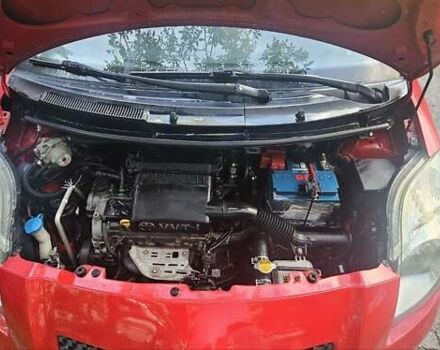 Красный Тойота Ярис, объемом двигателя 1.3 л и пробегом 140 тыс. км за 6900 $, фото 7 на Automoto.ua