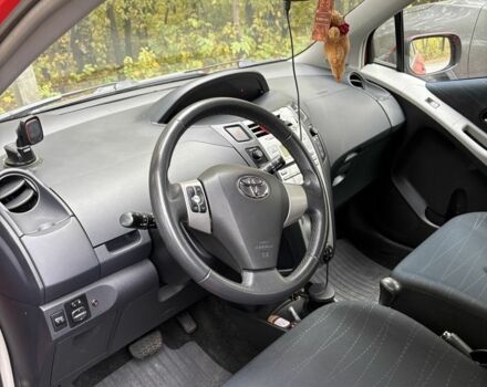 Красный Тойота Ярис, объемом двигателя 1.3 л и пробегом 95 тыс. км за 6500 $, фото 4 на Automoto.ua