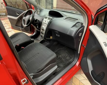 Красный Тойота Ярис, объемом двигателя 1.3 л и пробегом 142 тыс. км за 6000 $, фото 6 на Automoto.ua