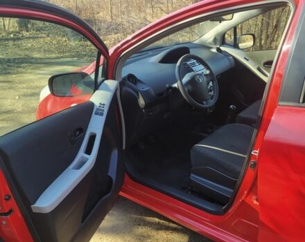 Красный Тойота Ярис, объемом двигателя 1 л и пробегом 190 тыс. км за 5200 $, фото 6 на Automoto.ua