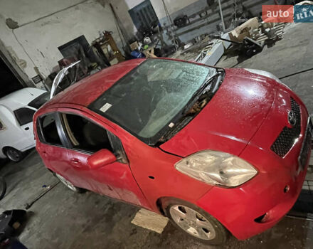 Красный Тойота Ярис, объемом двигателя 1.3 л и пробегом 200 тыс. км за 2400 $, фото 1 на Automoto.ua