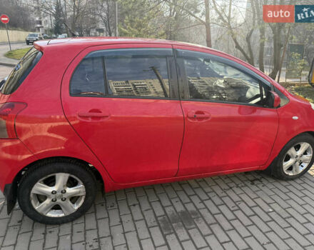 Красный Тойота Ярис, объемом двигателя 1.3 л и пробегом 158 тыс. км за 5200 $, фото 2 на Automoto.ua