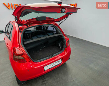 Красный Тойота Ярис, объемом двигателя 1.3 л и пробегом 186 тыс. км за 5425 $, фото 6 на Automoto.ua