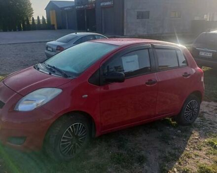 Красный Тойота Ярис, объемом двигателя 0.9 л и пробегом 118 тыс. км за 5300 $, фото 3 на Automoto.ua
