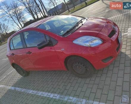 Красный Тойота Ярис, объемом двигателя 1 л и пробегом 43 тыс. км за 4800 $, фото 2 на Automoto.ua