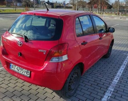 Красный Тойота Ярис, объемом двигателя 1 л и пробегом 43 тыс. км за 4800 $, фото 3 на Automoto.ua