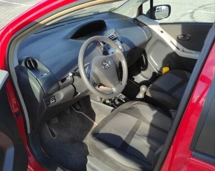 Красный Тойота Ярис, объемом двигателя 1 л и пробегом 43 тыс. км за 4800 $, фото 8 на Automoto.ua
