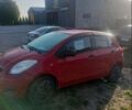 Красный Тойота Ярис, объемом двигателя 1 л и пробегом 118 тыс. км за 5000 $, фото 1 на Automoto.ua