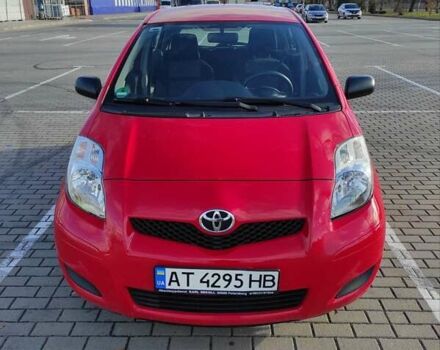Красный Тойота Ярис, объемом двигателя 1 л и пробегом 43 тыс. км за 4800 $, фото 1 на Automoto.ua