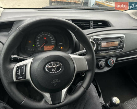 Червоний Тойота Яріс, об'ємом двигуна 1.36 л та пробігом 127 тис. км за 5950 $, фото 10 на Automoto.ua