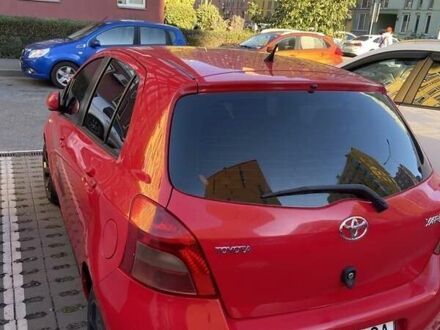 Красный Тойота Ярис, объемом двигателя 1.3 л и пробегом 117 тыс. км за 6500 $, фото 1 на Automoto.ua