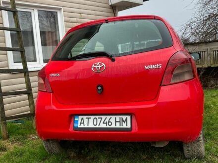 Красный Тойота Ярис, объемом двигателя 1 л и пробегом 140 тыс. км за 1800 $, фото 1 на Automoto.ua