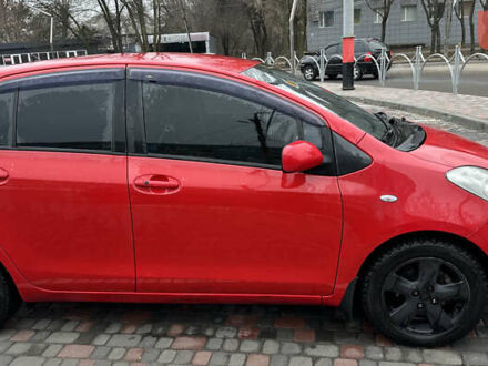 Красный Тойота Ярис, объемом двигателя 1.3 л и пробегом 151 тыс. км за 7100 $, фото 1 на Automoto.ua