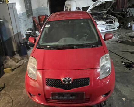 Красный Тойота Ярис, объемом двигателя 1.3 л и пробегом 200 тыс. км за 2400 $, фото 1 на Automoto.ua