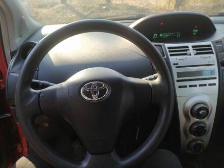 Красный Тойота Ярис, объемом двигателя 1 л и пробегом 190 тыс. км за 5200 $, фото 1 на Automoto.ua