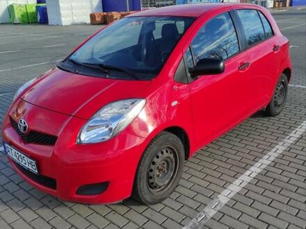 Красный Тойота Ярис, объемом двигателя 1 л и пробегом 43 тыс. км за 4800 $, фото 1 на Automoto.ua