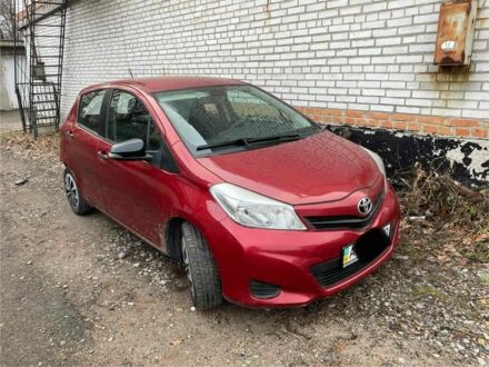 Тойота Ярис 2013 в Киеве на Automoto.ua Красный Тойота Ярис, объемом двигателя 1.3 л и пробегом 100 тыс. км за 4950 $, фото 1 на Automoto.ua