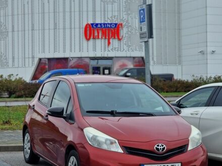 Красный Тойота Ярис, объемом двигателя 1.3 л и пробегом 210 тыс. км за 7200 $, фото 1 на Automoto.ua