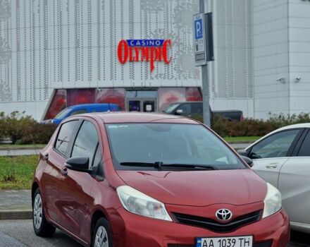Красный Тойота Ярис, объемом двигателя 1.3 л и пробегом 210 тыс. км за 7200 $, фото 1 на Automoto.ua