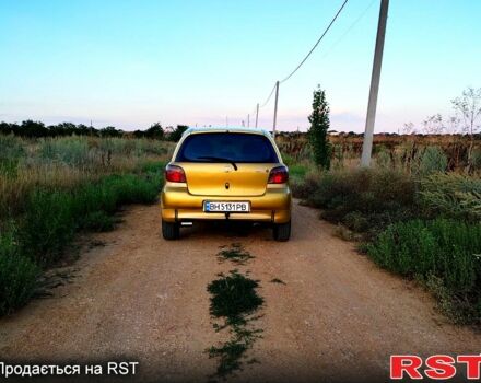 Желтый Тойота Ярис, объемом двигателя 1 л и пробегом 320 тыс. км за 3800 $, фото 2 на Automoto.ua