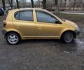 Желтый Тойота Ярис, объемом двигателя 1 л и пробегом 230 тыс. км за 3000 $, фото 1 на Automoto.ua