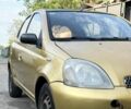 Желтый Тойота Ярис, объемом двигателя 1 л и пробегом 220 тыс. км за 2899 $, фото 1 на Automoto.ua