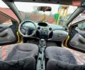 Желтый Тойота Ярис, объемом двигателя 1.3 л и пробегом 263 тыс. км за 3700 $, фото 9 на Automoto.ua
