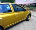 Желтый Тойота Ярис, объемом двигателя 1.3 л и пробегом 250 тыс. км за 3500 $, фото 1 на Automoto.ua
