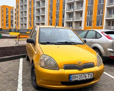 Желтый Тойота Ярис, объемом двигателя 1.3 л и пробегом 250 тыс. км за 3500 $, фото 1 на Automoto.ua