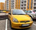 Желтый Тойота Ярис, объемом двигателя 1.3 л и пробегом 250 тыс. км за 3500 $, фото 1 на Automoto.ua