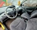 Желтый Тойота Ярис, объемом двигателя 1.3 л и пробегом 250 тыс. км за 3700 $, фото 5 на Automoto.ua