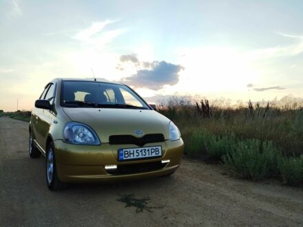 Желтый Тойота Ярис, объемом двигателя 1 л и пробегом 320 тыс. км за 2700 $, фото 1 на Automoto.ua