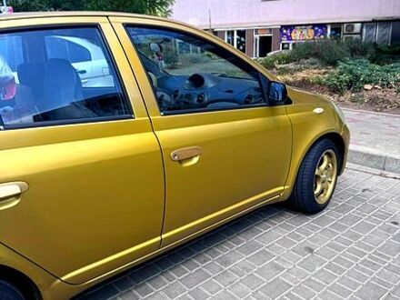 Желтый Тойота Ярис, объемом двигателя 1.3 л и пробегом 250 тыс. км за 3500 $, фото 1 на Automoto.ua