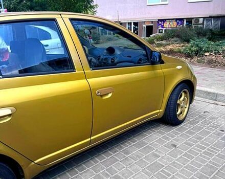 Желтый Тойота Ярис, объемом двигателя 1.3 л и пробегом 250 тыс. км за 3500 $, фото 1 на Automoto.ua