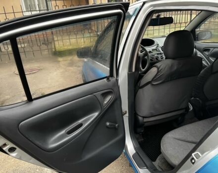 Серый Тойота Ярис, объемом двигателя 1 л и пробегом 300 тыс. км за 2000 $, фото 7 на Automoto.ua