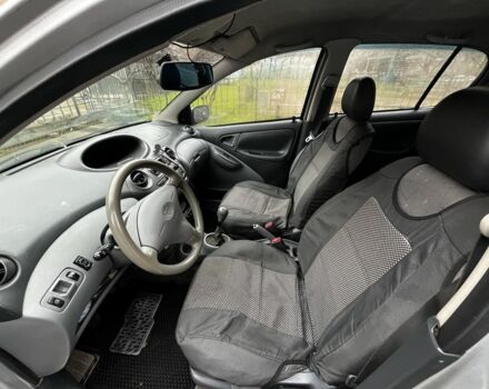 Серый Тойота Ярис, объемом двигателя 1 л и пробегом 300 тыс. км за 2000 $, фото 5 на Automoto.ua