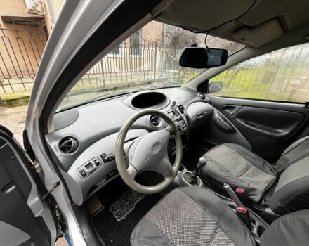 Серый Тойота Ярис, объемом двигателя 1 л и пробегом 300 тыс. км за 2000 $, фото 4 на Automoto.ua