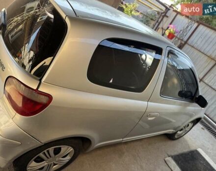 Серый Тойота Ярис, объемом двигателя 1 л и пробегом 173 тыс. км за 3800 $, фото 3 на Automoto.ua