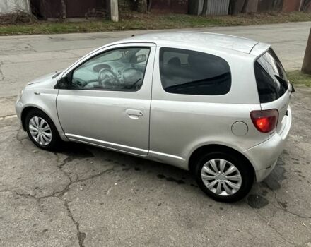 Серый Тойота Ярис, объемом двигателя 1.3 л и пробегом 192 тыс. км за 3200 $, фото 2 на Automoto.ua