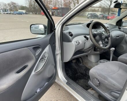 Серый Тойота Ярис, объемом двигателя 1.3 л и пробегом 238 тыс. км за 2999 $, фото 5 на Automoto.ua