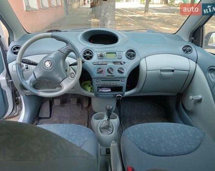 Серый Тойота Ярис, объемом двигателя 1 л и пробегом 201 тыс. км за 3800 $, фото 7 на Automoto.ua
