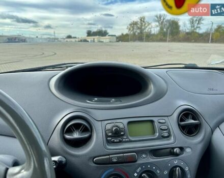 Серый Тойота Ярис, объемом двигателя 1 л и пробегом 271 тыс. км за 3500 $, фото 18 на Automoto.ua