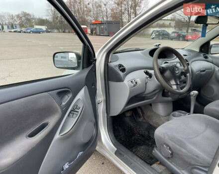 Серый Тойота Ярис, объемом двигателя 1.3 л и пробегом 238 тыс. км за 2999 $, фото 10 на Automoto.ua