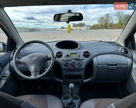 Серый Тойота Ярис, объемом двигателя 1 л и пробегом 271 тыс. км за 3500 $, фото 16 на Automoto.ua