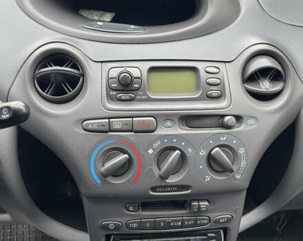 Серый Тойота Ярис, объемом двигателя 1.3 л и пробегом 239 тыс. км за 2600 $, фото 17 на Automoto.ua