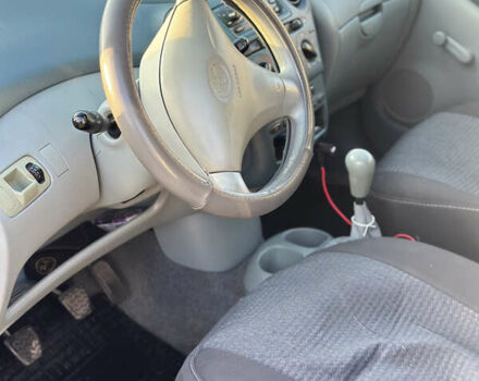 Серый Тойота Ярис, объемом двигателя 1 л и пробегом 212 тыс. км за 2999 $, фото 6 на Automoto.ua