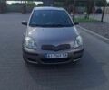 Серый Тойота Ярис, объемом двигателя 1 л и пробегом 192 тыс. км за 3900 $, фото 1 на Automoto.ua