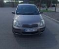 Серый Тойота Ярис, объемом двигателя 1 л и пробегом 192 тыс. км за 3900 $, фото 1 на Automoto.ua